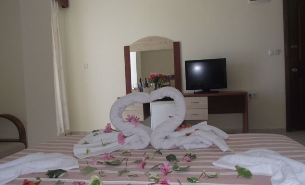 Ado Beach Hotel Тургутрейс Экстерьер фото