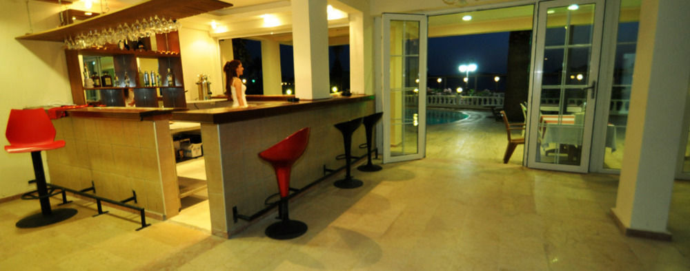Ado Beach Hotel Тургутрейс Экстерьер фото