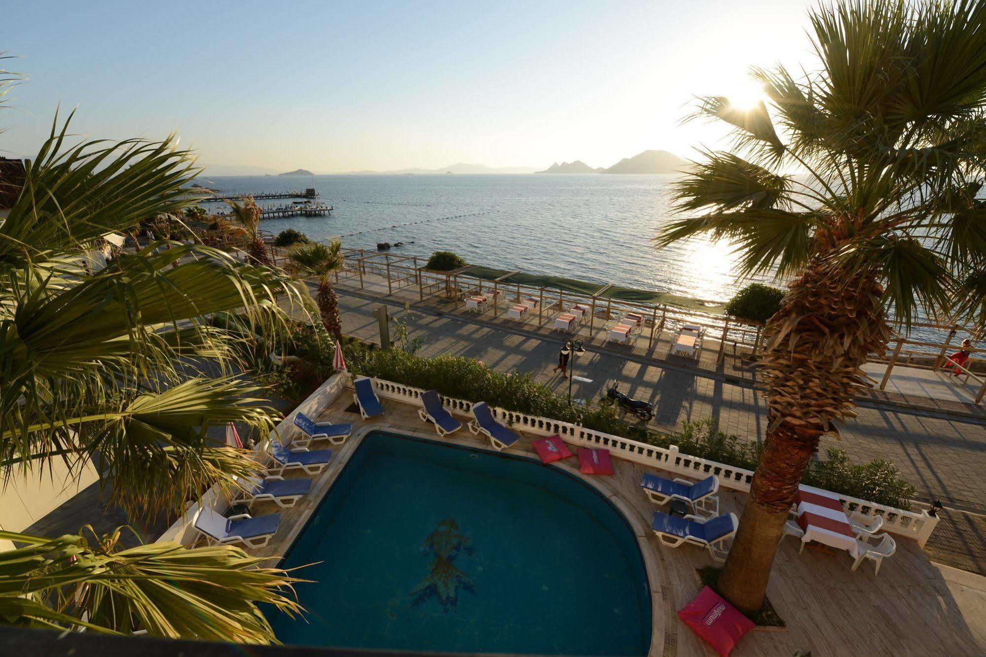 Ado Beach Hotel Тургутрейс Экстерьер фото